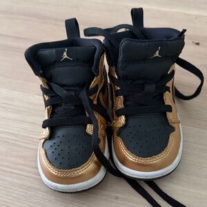 Toddler Air Jordan 1 Mid SE Metallic Gold – Black/Gold – Size 6C